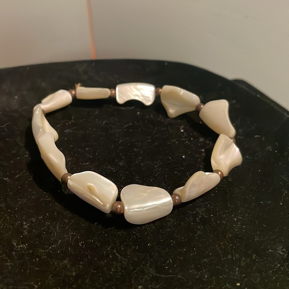8” Mother of Pearl colored & gold bead adjustable stretch bangle bracelet - Picture 9 of 12
